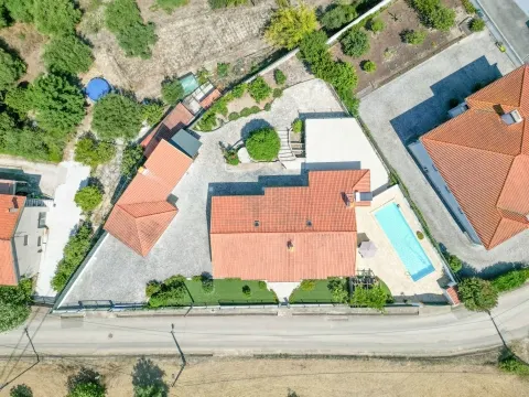 Single storey 4-bedr. house with garages and pool in Casal da Pinheira Torres Novas