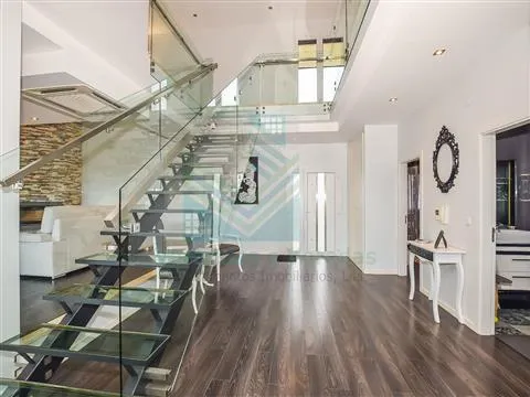 Moradia de luxo T5 com piscina e anexo