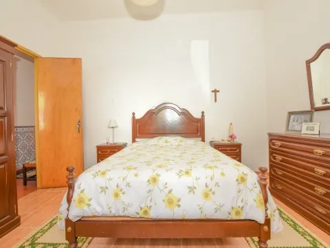 Moradia T3 com Anexos, Garagem e Terreno no Casal da Pinheira