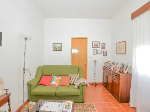 Moradia T3 com Anexos, Garagem e Terreno no Casal da Pinheira