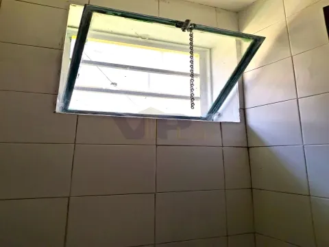 Loja c/ montra à Av. Principal, no Alto da Maia - Águas Santas