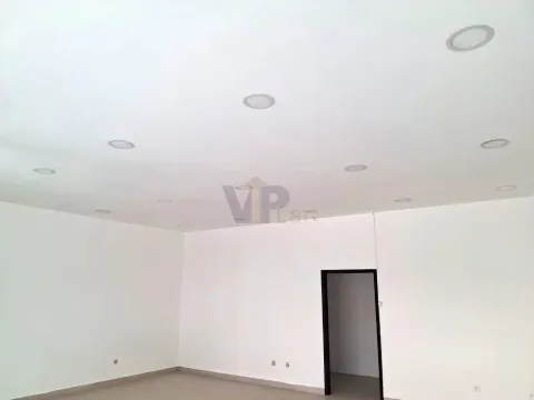 Loja c/ montra à Av. Principal, no Alto da Maia - Águas Santas