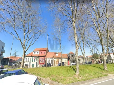 House in Circunvalação, 650m from Hospital de S. João and IPO