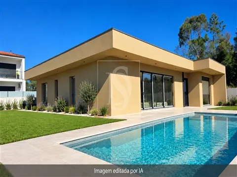 Moradia T4 Térrea de Luxo com 4 Suítes e Piscina | Arquitetura Contemporânea