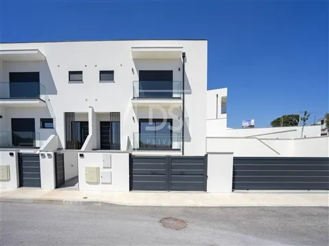 Moradia Geminada T4