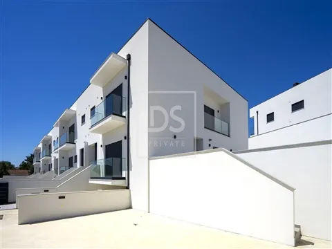 Moradia Geminada T4