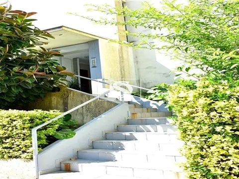 Apartamento T4 na Praceta Diogo Macedo (Próximo ao Arrábida Shopping)