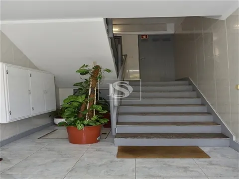 Apartamento T4 na Praceta Diogo Macedo (Próximo ao Arrábida Shopping)
