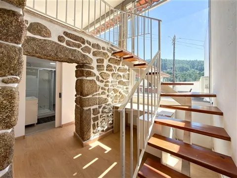 Moradia em Pedra com 2 Quartos, carport e 900 m² de Jardim — Portela de Susã