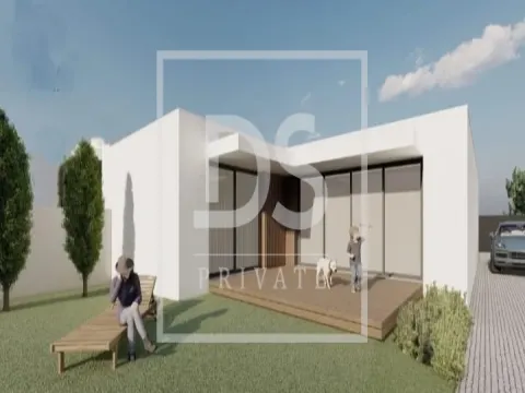Terreno para Moradia de 4 Frentes com Jardim e Piscina em Vila Nova de Gaia