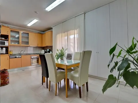 T2 com terraço a 50 metros da praia em Aver-O-Mar – garagem fechada e elevador