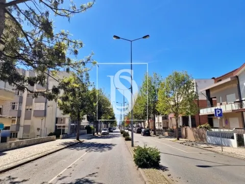 Apartamento T4 localizado na Póvoa de Varzim, a 600 metros da praia.