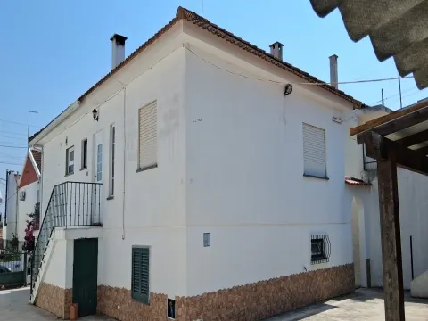 Moradia T5 com Jardim e Churrasqueira em Santo Antonino, Coruche