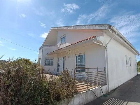 Moradia T4 Isolada com Vista Ria na Gafanha da Boavista. Quintal, jardim e garagem. 