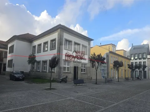 Escritório na Praça do Almada, por cima da CGD