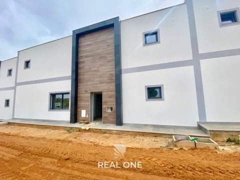 Nuevo - Villa de 3 dormitorios con garaje, piscina, moderno y sofisticado