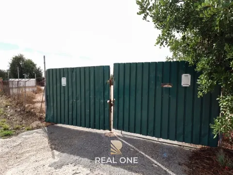 Terrain rustique à louer sur le EN 125 Guia