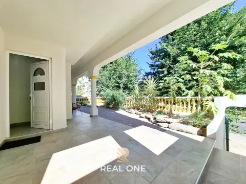 Moradia V3 a apenas 330 m da Praia de Olhos de Água