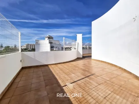 3 bedroom apartment with sea view and excellent terraces