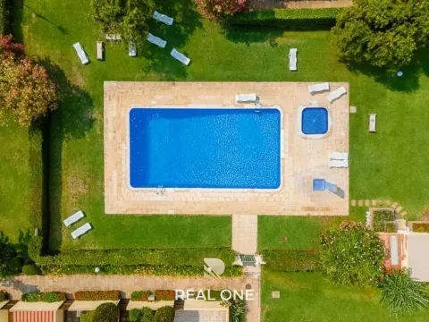 Vilamoura – Apartamento de 2 dormitorios con terraza privada