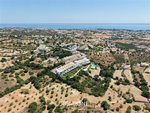 Moradia com terreno e vista mar em Patroves
