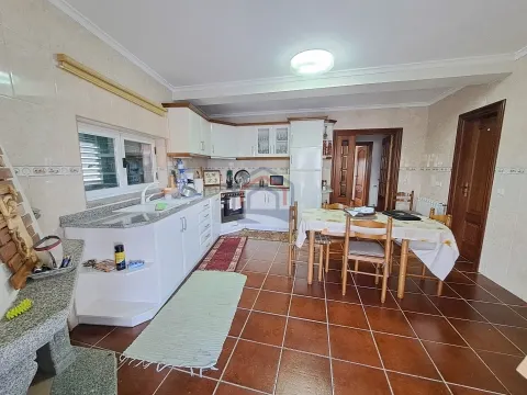 Moradia T5 com 2 garagens e jardim em  Mogadouro