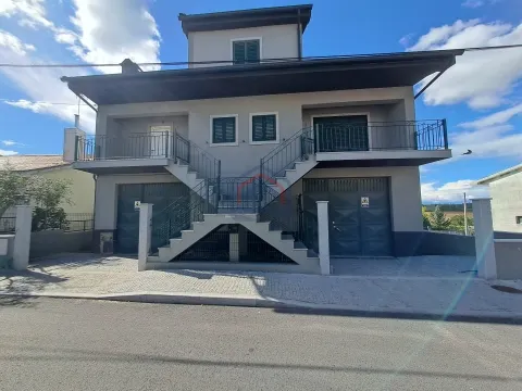 Moradia T5 com 2 garagens e jardim em  Mogadouro