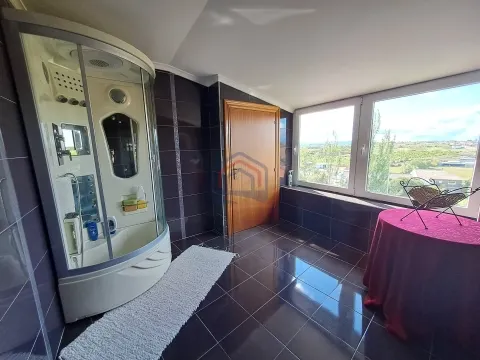 Moradia T5 com 2 garagens e jardim em  Mogadouro