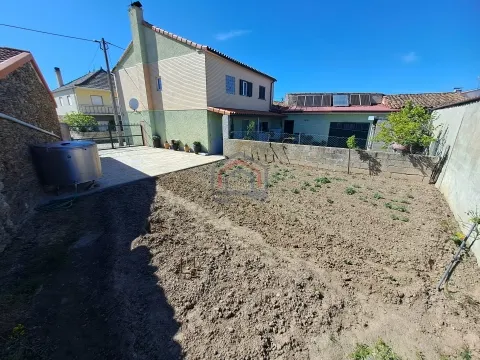 Moradia T4 com garagem e quintal em Teixeira, Miranda do Douro
