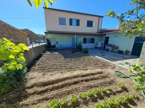 Moradia T4 com garagem e quintal em Teixeira, Miranda do Douro