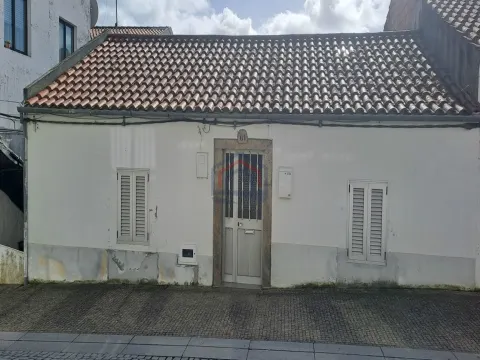 Moradia para restaurar T2 em Miranda do Douro