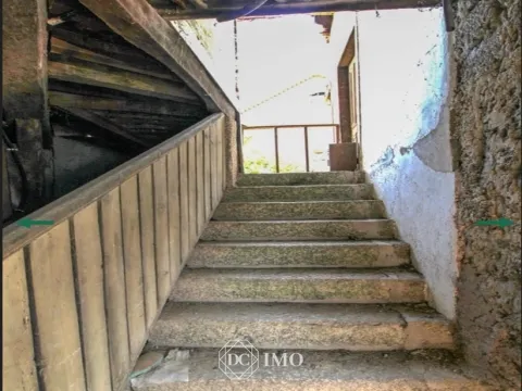 Moradia independente para restaurar em Ferreirós do Dão