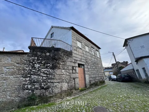 Moradia independente para restaurar em Ferreirós do Dão