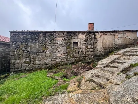 Moradia T2 para recuperar em Carvalhal da Mulher