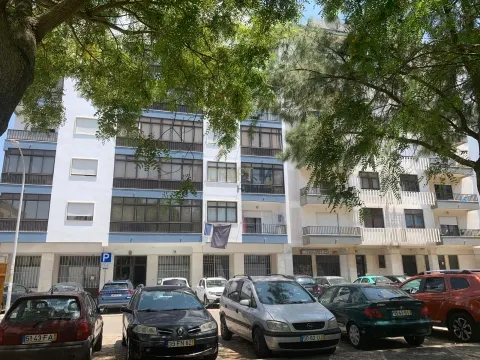 Apartamento T2 para reformar en Mem Martins.