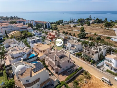 Detached 4+1-bedroom house in Portimão