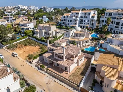 Detached 4+1-bedroom house in Portimão