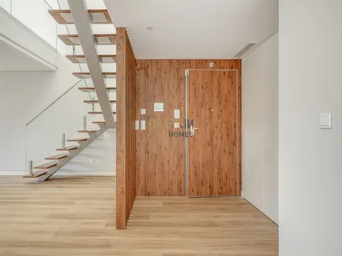  Nouvel appartement de 3+1 chambres dans le centre de Carcavelos.