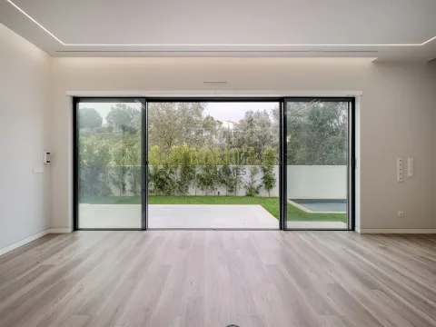 Lujosa vivienda de 4 dormitorios con ascensor, a estrenar en Estoril.