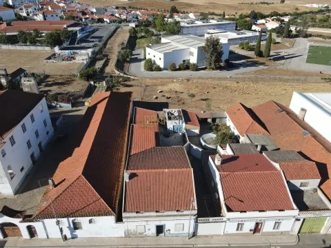 Casa de 4 dormitorios con garaje  Espaciosa casa semi-reformada con espacio exterior