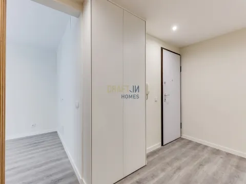 Apartamento T2 totalmente remodelado en Sacavém: moderno, luminoso y listo para entrar a vivir