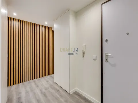 Apartamento T2 totalmente remodelado en Sacavém: moderno, luminoso y listo para entrar a vivir