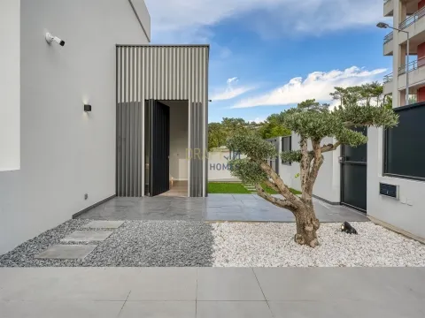 Villa de lujo de 4 dormitorios con ascensor, totalmente nueva en Estoril.