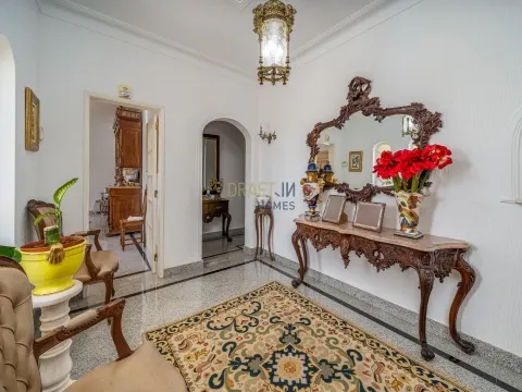 Casa independiente de 4 dormitorios con piscina y garaje