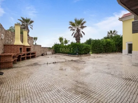 Moradia isolada T7 com 4.857 m² de Terreno.