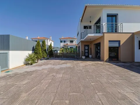 Maison 3 chambres + 1 à Assafora – Espace, intimité et élégance