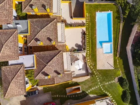 VILLA DE 3+1 DORMITORIOS EN URBANIZACIÓN CERRADA EN MALVEIRA DA SERRA