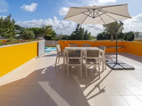 VILLA DE 3+1 DORMITORIOS EN URBANIZACIÓN CERRADA EN MALVEIRA DA SERRA