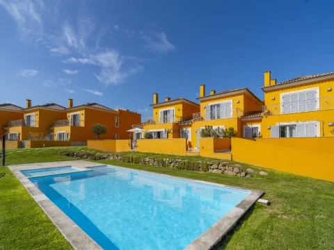 VILLA DE 3+1 DORMITORIOS EN URBANIZACIÓN CERRADA EN MALVEIRA DA SERRA