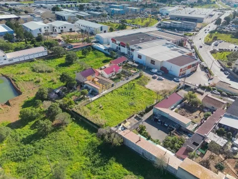 Terreno en Alcoitão con proyecto aprobado para 4 almacenes